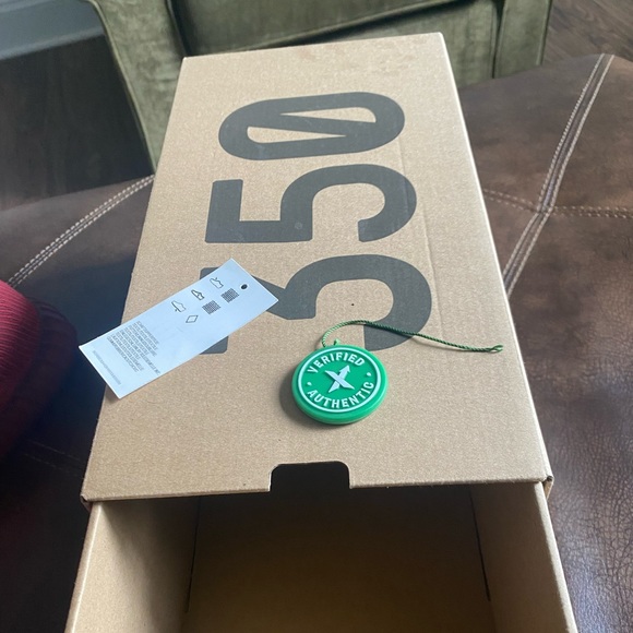 Yeezy 350 V2 compact red special edition - Picture 5 of 10